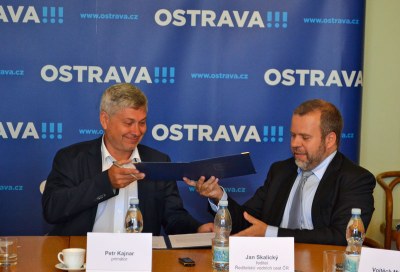 Primátor Petr Kajnar a ředitel ŘVC ČR Jan Skalický při podpisu memoranda Foto: L. Vidlička