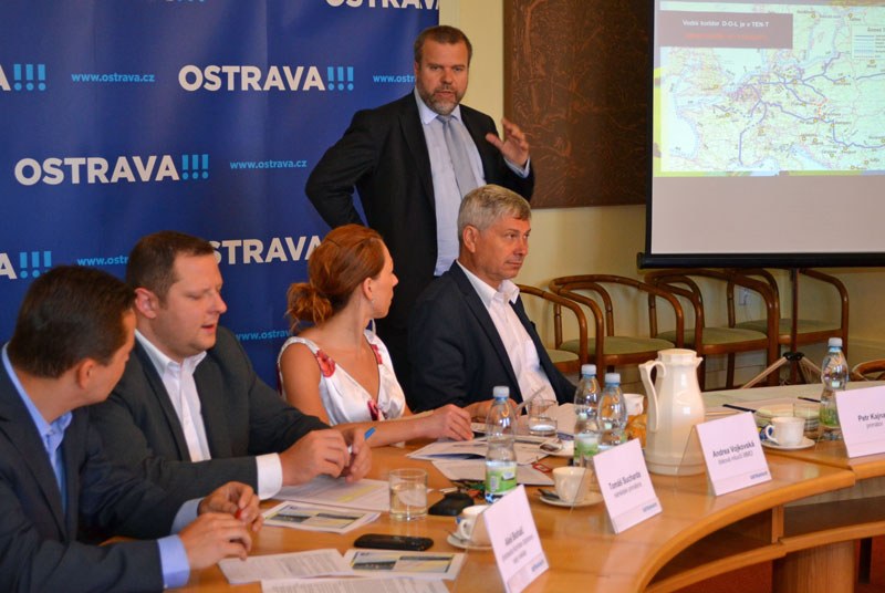 J. Skalický hovoří na téma výstavby vodních cest