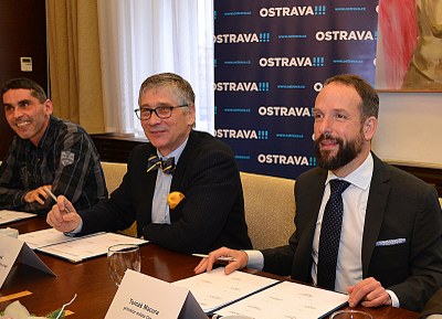 Primátor Tomáš Macura (vpravo), hejtman Ivo Vondrák a starosta Hukvald Petr Bujnošek při podpisu memoranda. Foto: René Stejskal 