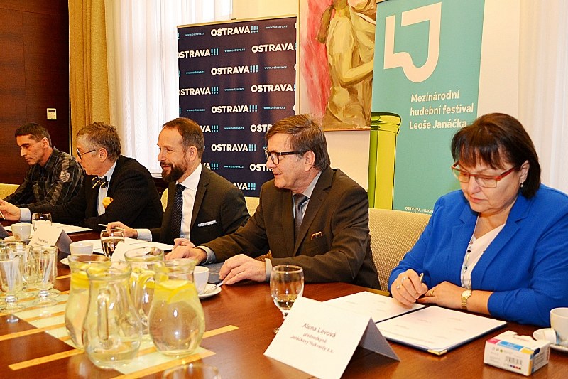 Memorandum podepsali (zprava) Alena Lévová, Jaromír Javůrek, Tomáš Macura, Ivo Vondrák a Petr Bujnošek. Memorandum podepsali (zprava) Alena Lévová, Jaromír Javůrek, Tomáš Macura, Ivo Vondrák a Petr Bujnošek.