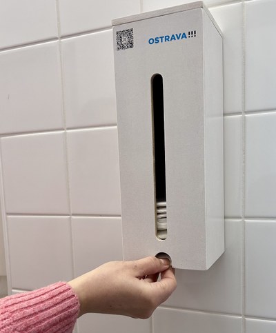 Školní zásobník na menstruační vložky. Foto: MMO