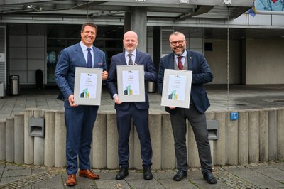 Radní Ondřej Němeček (uprostřed) s oceněním za první místo. Foto: agentura Datank