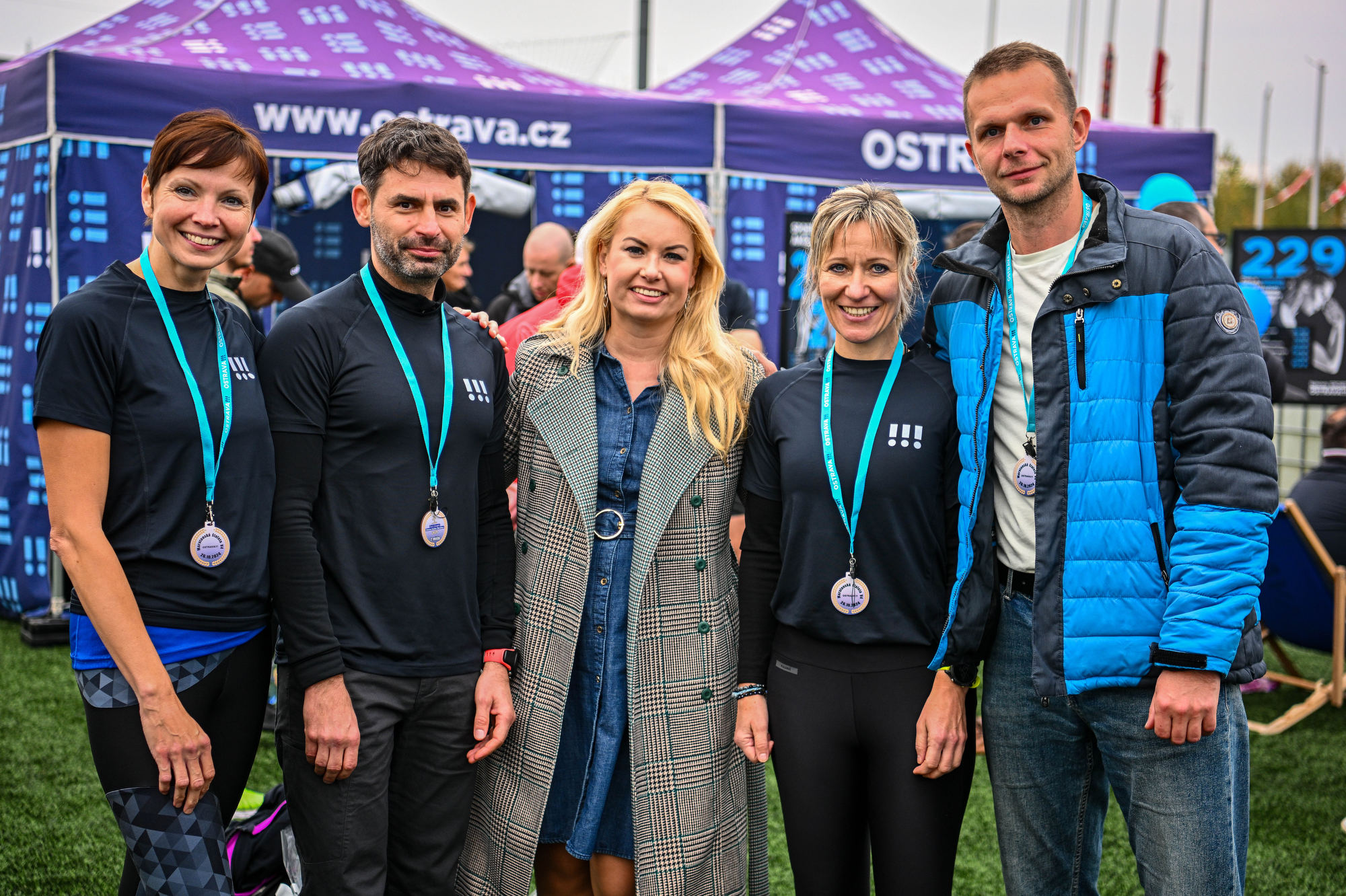 Náměstkyně primátora Lucie Baránková Vilamová s účastníky závodu. Foto Lukáš Kaboň