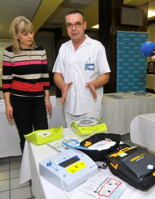 S. Piperková a T. Nykel u přístrojů