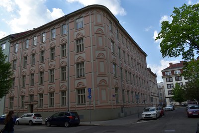 Letos skončí celková přestavba domu v Husově 7 za téměř 44 milionů korun (23 obecních bytů). Foto René Stejskal