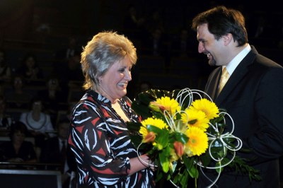 K foto: Martin Štěpánek předává kytici jedné z oceněných, Dagmar Havránkové ze ZŠ Ostrava-Jih, Klegova