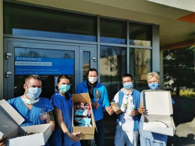 Roušky pro městskou nemocnici od dobrovolníků z Vestibul interiéru. Foto: MNOF