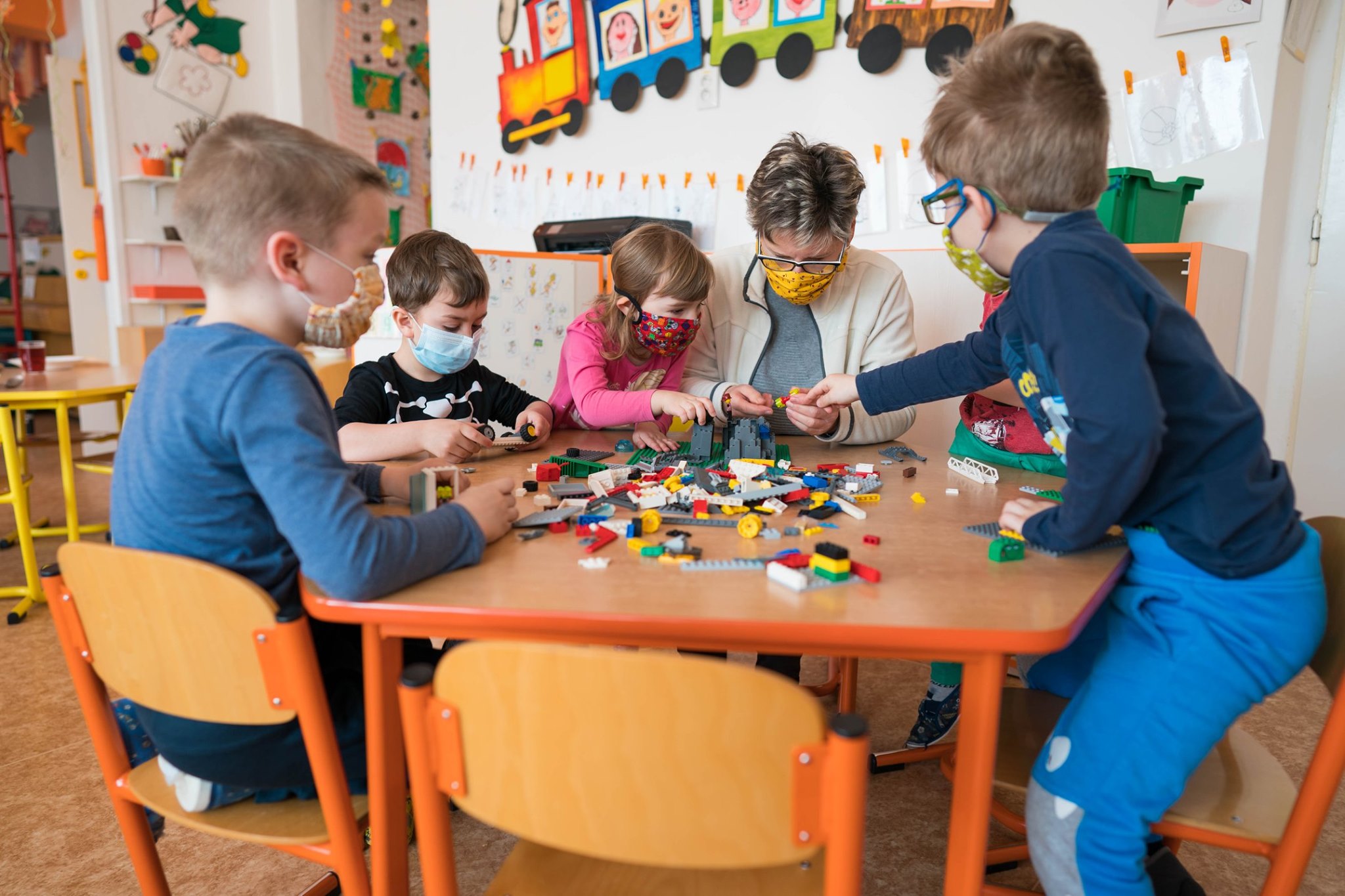 Roušky pro děti i dospělé. MŠ Ukrajinská v Porubě.