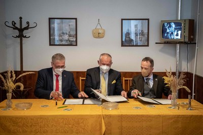 Podpis memoranda: zprava primátor Tomáš Macura, gen. ředitel NZM Zdeněk Novák a hejtman Ivo Vondrák. Foto: Lukáš Kaboň