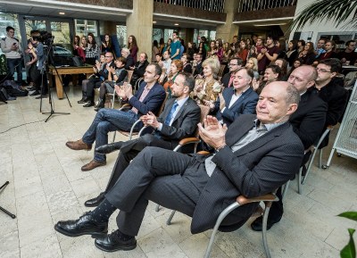 Primátor Tomáš Macura (v první řadě uprostřed) mezi hosty oficiálního zahájení Týdne přírodovědných předmětů a technických oborů na Matičním gymnáziu. Foto: J. Zerzoň