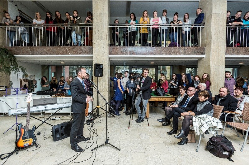 Primátor Tomáš Macura promlouvá ke studentům.