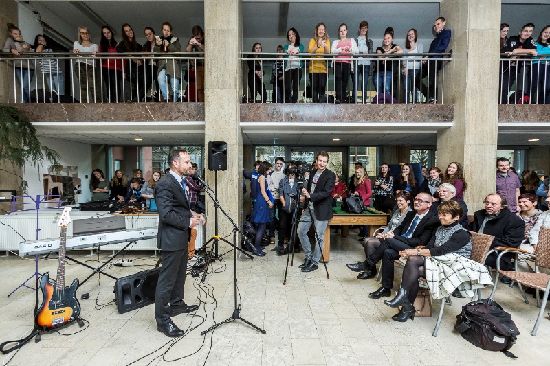 Primátor Tomáš Macura promlouvá ke studentům.