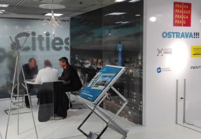 Jednání v expozici tří měst na veletrhu MIPIM v Cannes. 