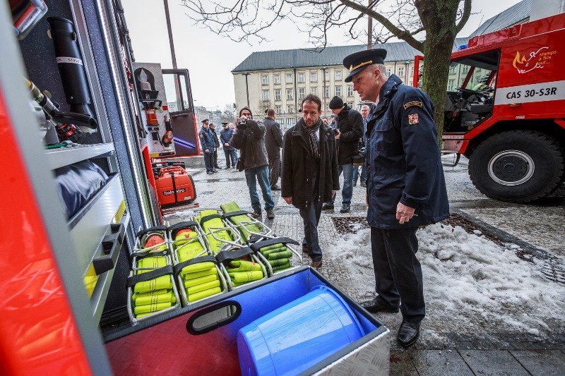 Primátor si v doprovodu V. Vlčka prohlíží nová auta.