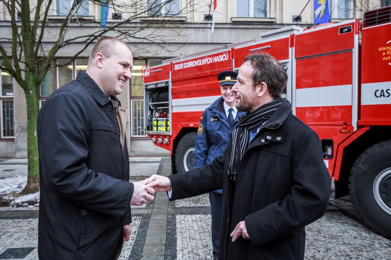 T. Macura předává klíčky starostovi Pavlu Bochniovi...