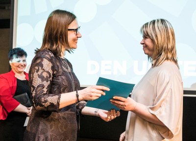 Náměstkyně primátora Andrea Hoffmannová (vlevo) blahopřeje Dagmar Haasové. Foto: Jiří Zerzoň