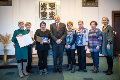 Ocenění senioři s náměstkem primátora Zbyňkem Pražákem. Foto: Lukáš Kaboň