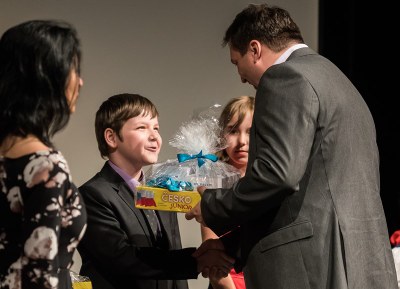 Náměstek primátora Martin Štěpánek blahopřeje excelentnímu dětskému hudebníkovi Theodoru Šimáčkovi. Foto: L. Kaboň