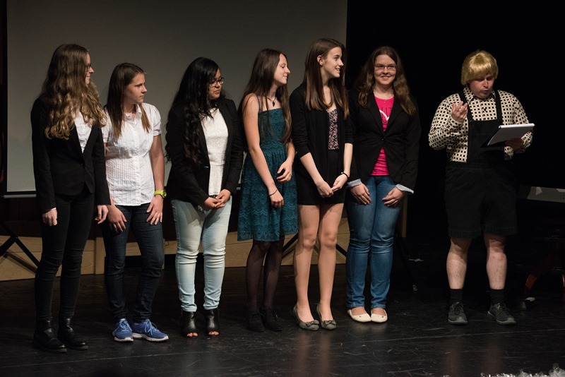 Družstvo ze ZŠ v Porubě oceněné za projekt o nebezpečí sociálních sítí.