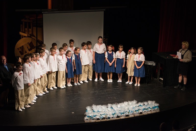 Největší vyznamenaný kolektiv – školní folklorní soubor z Proskovic.