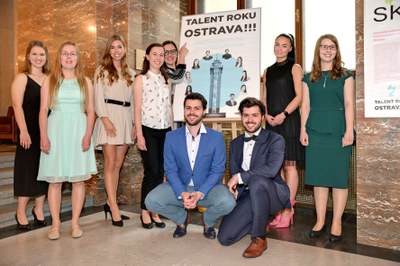 Držitelé ocenění s náměstkyní primátora Andreou Hoffmannovou (ukazující na grafiku k projektu). Foto: Martin Popelář