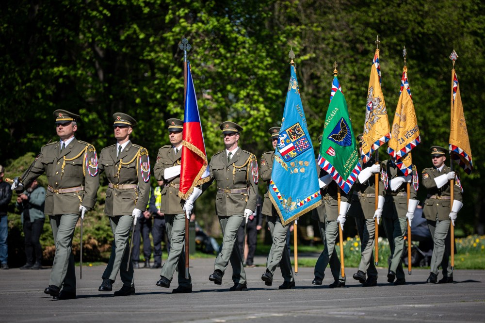 Defilé čestné jednotky Armády České republiky s prapory