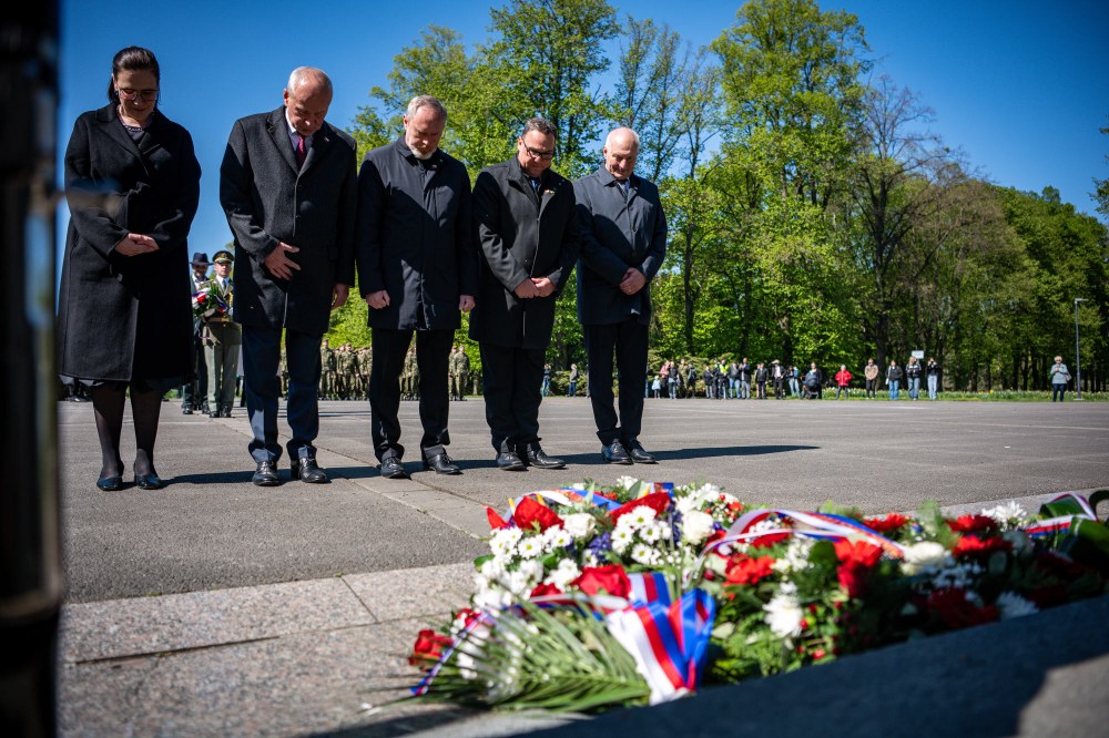 Památku osvoboditelů uctili rovněž zástupci vedení města (zleva) radní Andrea Hoffmannová, náměstci primátora Jiří Vávra a Břetislav Riger, primátor Jan Dohnal a náměstek primátora Zbyněk Pražák