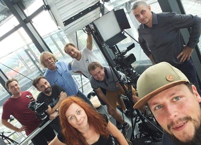 Jaromír Novahica se štábem, která natáčí sametové rozhovory. Foto: Jan Rušaj