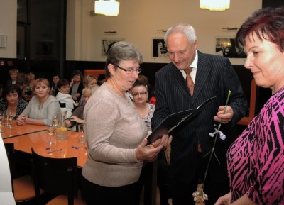 Květinou a pamětním listem se rozloučili s odcházejícími učiteli a pracovníky škol zástupci Ostravy. Foto: Jiří Urban