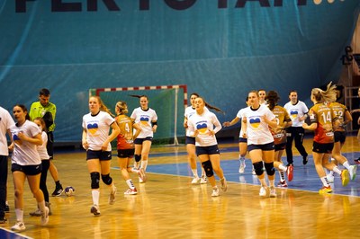 Snímek z házenkářského utkání, které přineslo výtěžek na podporu Ukrajiny. Foto: Boris Renner