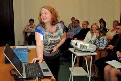 Stipendistka Kateřina Glumbíková z Ostravské univerzity prezentuje závěry svého sociologického výzkumu.  Foto: J. Urban