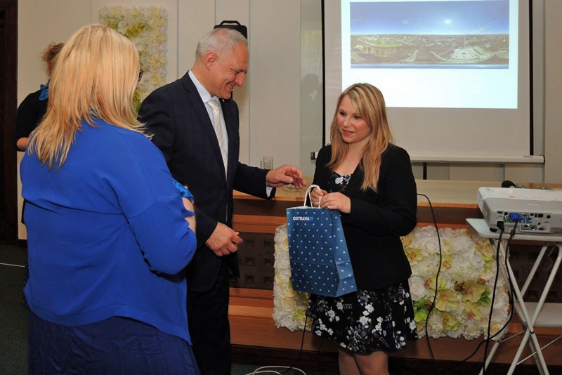 Petra Vidlářová z VŠB-TU a náměstek Zbyněk Pražák. 