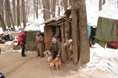 FOTO: Lidé bez domova si stavějí improvizované příbytky