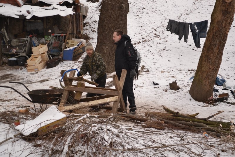 V mrazech si samostatnější lidé bez domova topí v kamnech dřevem