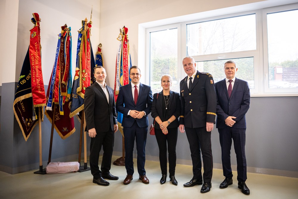 Zbrojnici si prohlédli také náměstek primátora Aleš Boháč (první zleva) a náměstkyně primátora Dagmar Macháčková