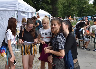 Návštěvníci akce plnili úkoly se sociální tematikou, za které byli posléze odměněni upomínkovými předměty. Foto: René Stejskal 