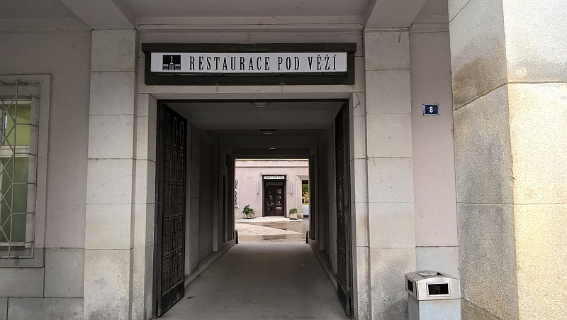 Vstup do nádvoří radniční restaurace. Snímky Petr Havránek.