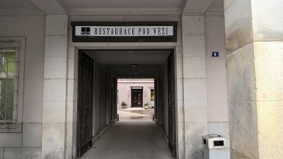 Vstup do nádvoří radniční restaurace. Snímky Petr Havránek.