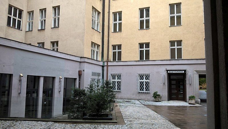 Vchod do radniční restaurace.