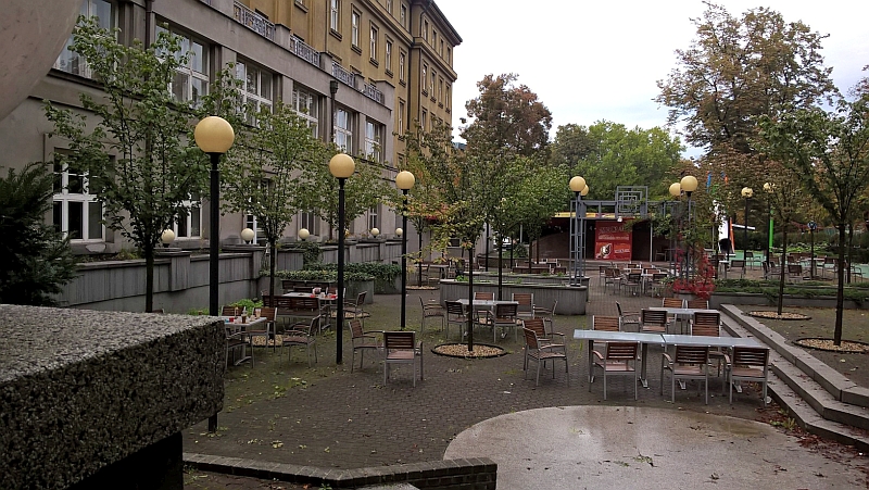 Venkovní posezení radniční restaurace.