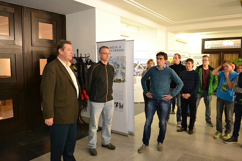 Výstavu zahájil vedoucí odboru dopravy MMO Břetislav Glumbík (vlevo).