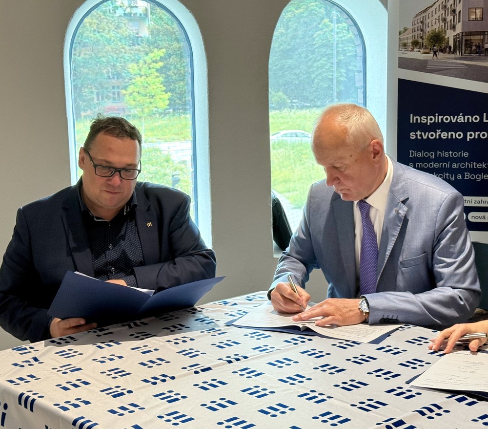 Primátor Jan Dohnal s náměstkem Jiřím Vávrou (zleva) při podpisu dokumentů ke vzniku Rezidence Stodolní. Ilustrační foto. Autor: MMO