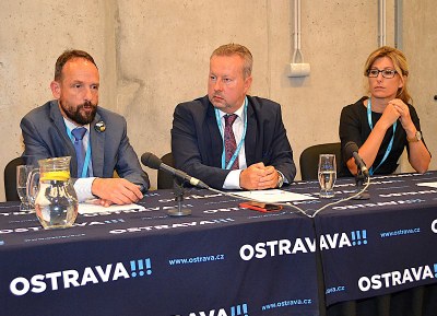 Primátor Tomáš Macura, ministr životního prostředí Richard Brabec a náměstkyně primátora pro životní prostředí Kateřina Šebestová odpovídají na dotazy novinářů během mezinárodní konference v ostravském Gongu. Foto: René Stejskal 