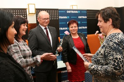 Květiny, úsměvy, vřelá slova. Město ocenilo učitele a dlouholeté školské zaměstnance. Foto: Bohuslav Krzyžanek
