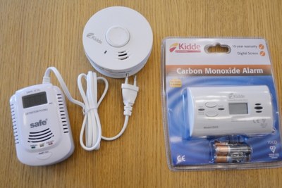 Ukázka požárního hlásiče a detektoru oxidu uhelnatého. Foto: Petr Havránek