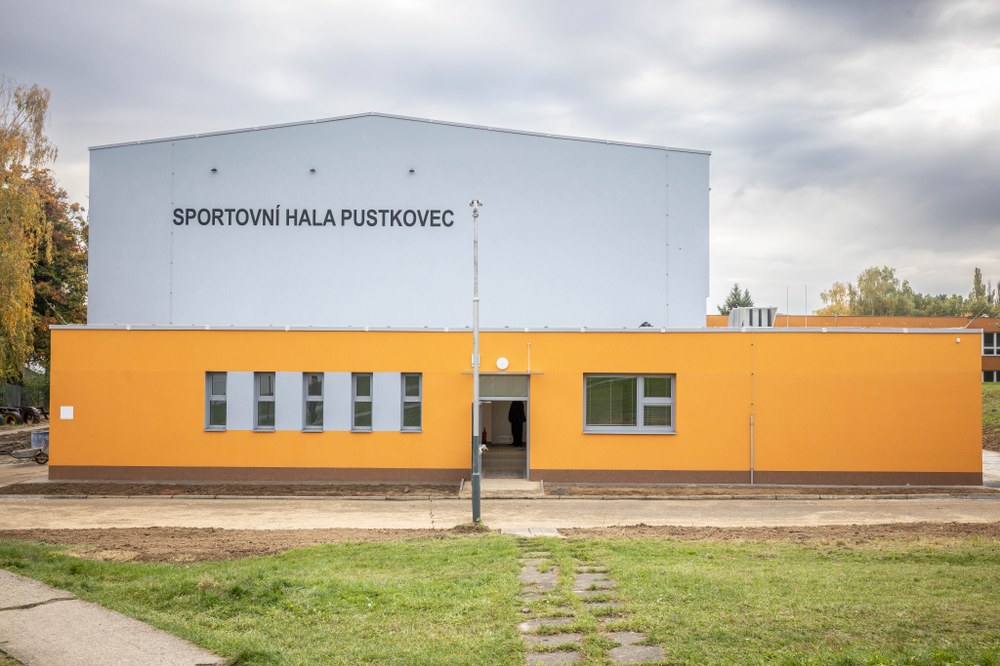 Loni zrekonstruovaná Sportovní hala Pustkovec. Foto: Jiří Zerzoň
