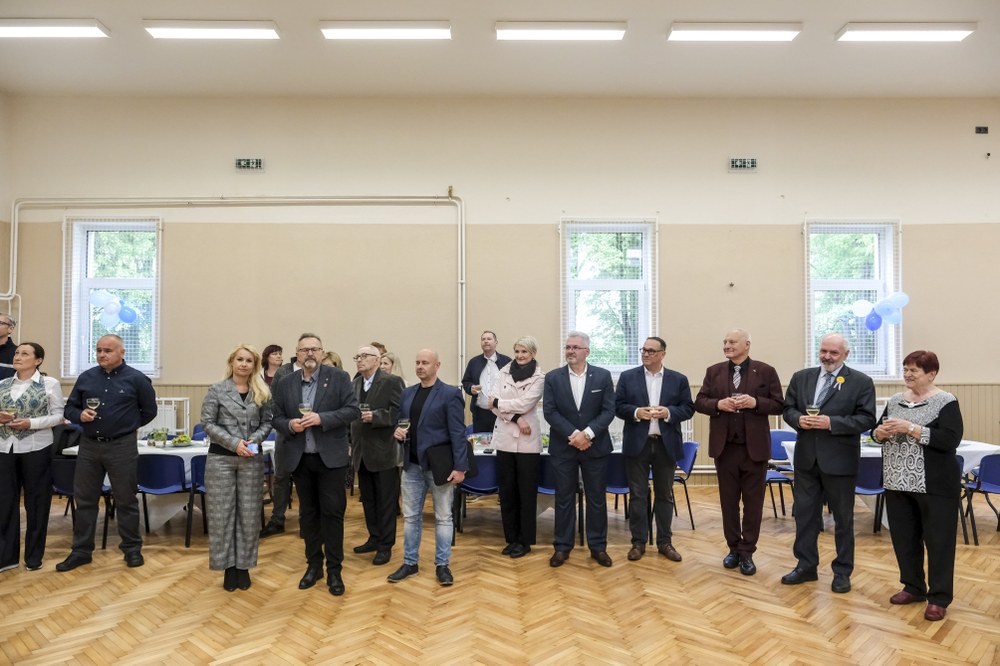 Ostravský primátor Jan Dohnal (čtvrtý zprava) s náměstkem Zbyňkem Pražákem (třetí zprava) při otevření zrekonstruované třebovické orlovny z roku 1947. Foto: Adolf Horsinka