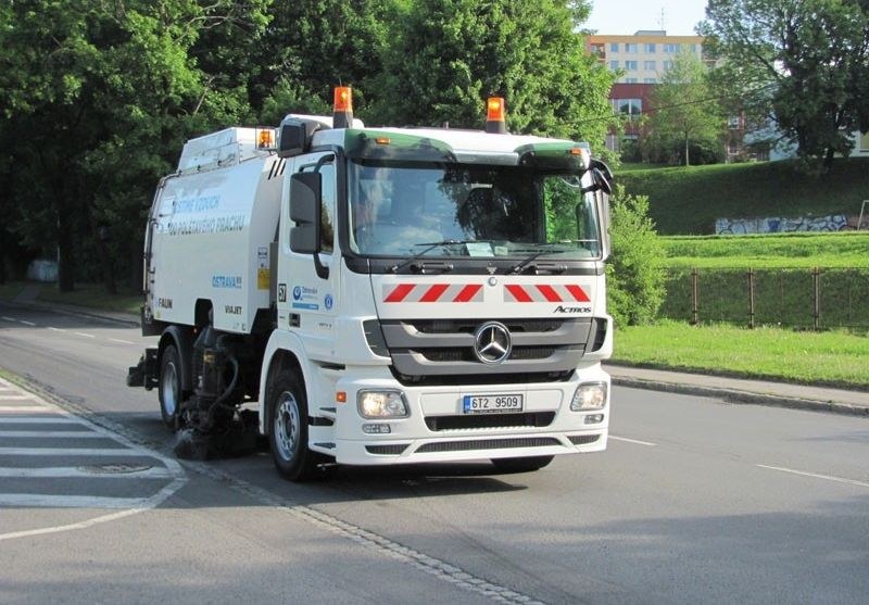 Ostrava zbavuje komunikace prachu Ostrava zbavuje komunikace prachu