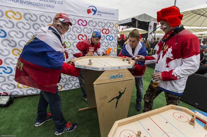 Ruští fanoušci ve Fan zóně.