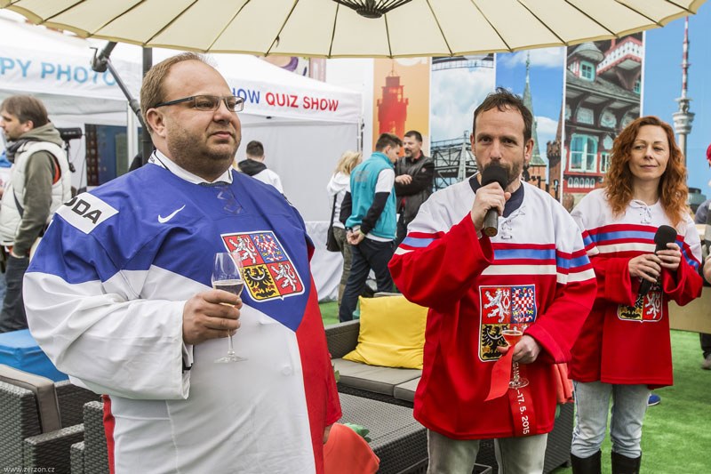 T. Macura (vlevo je hejtman M. Novák) otevírá Fan zónu.